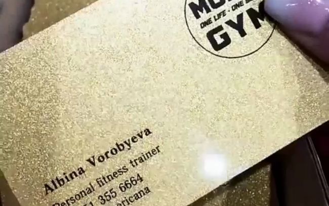 Печать на золотом Золотые визитки для персонального тренера от МПК «Страна Карт»