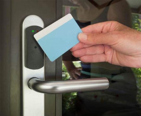 Пластиковые карты и RFID-браслеты - электронные ключи для отелей и гостиниц от МПК “Страна Карт” Пластиковые карты и RFID-браслеты - электронные ключи для отелей и гостиниц от МПК «Страна карт»