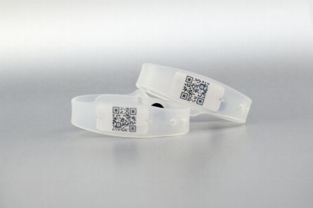 браслет с данными Новинка от РПК «Страна Карт» — силиконовые RFID-браслеты с переменными данными: QR-кодом, штрих-кодом, нумерацией, ФИО и т.п.