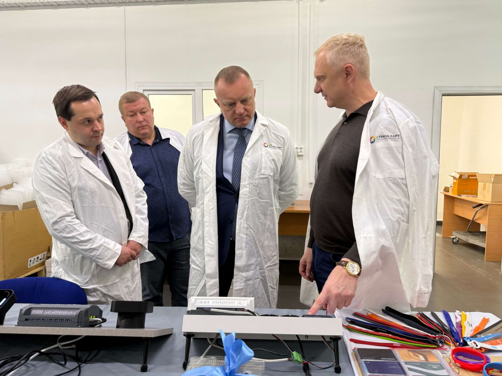 И.В. Сухарев и Ю.В. Тырыкин на производстве компании Страна карт «Я впервые на таком предприятии — впечатляет»