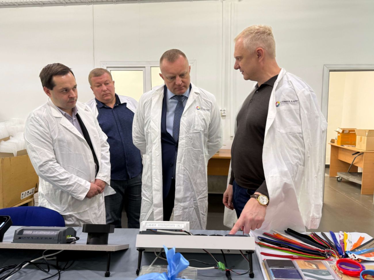 И.В. Сухарев и Ю.В. Тырыкин на производстве компании Страна карт «Я впервые на таком предприятии — впечатляет»